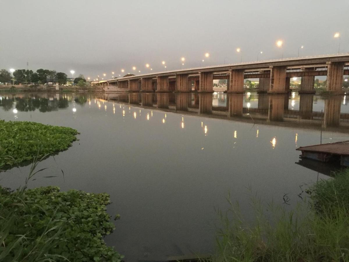 Home By The Bridge Hotel Kamphaeng Phet Exterior foto
