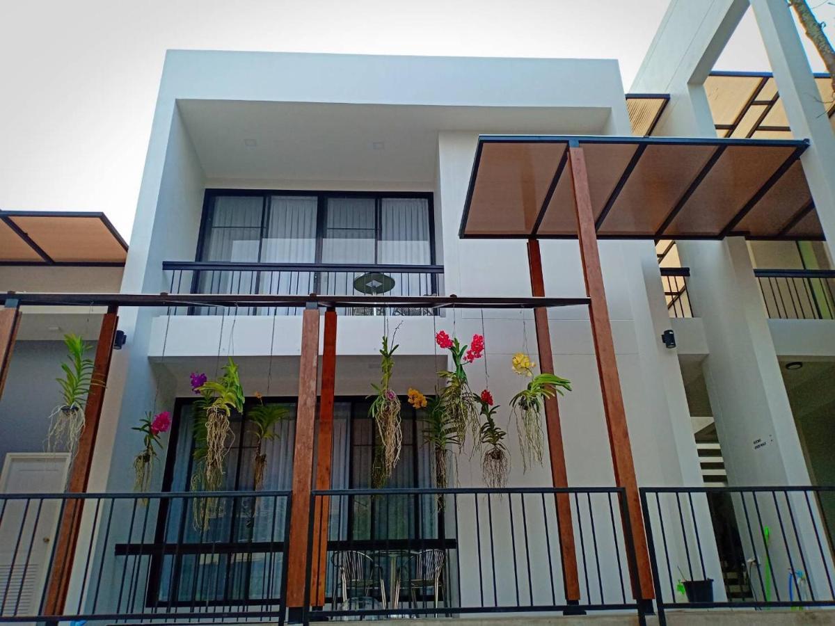 Home By The Bridge Hotel Kamphaeng Phet Exterior foto
